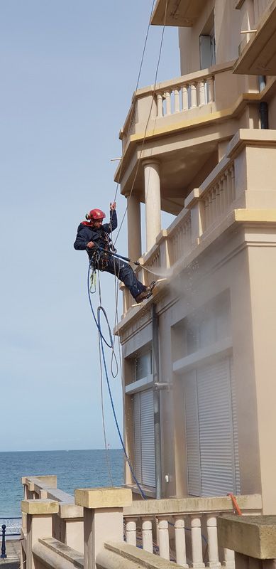 Entretien de bâtiment par travaux sur cordes